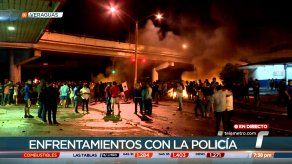 Más personas se suman a las protestas en el puente de Santiago