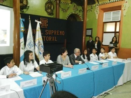 Menores se empadronan para elecciones infantiles en Guatemala
