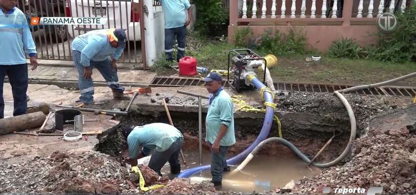 Continúan las labores de reparación de una tubería en La Chorrera.