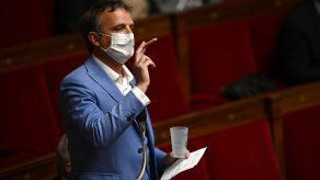 El diputado centrista François-Michel Lambert, exhibió un porro ante el parlamento francés.