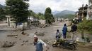 Campesinos avanzan entre el lodo al norte de Nepal.