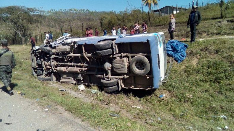 Cerca de una veintena de heridos por choque de autobús y camión en Honduras
