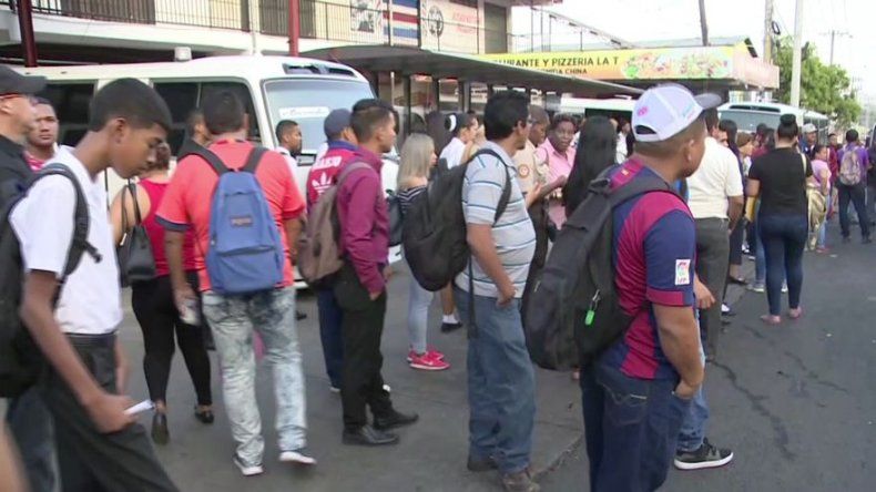 Largas filas de usuarios en Torrijos Carter tras suspensión de servicio de buses piratas