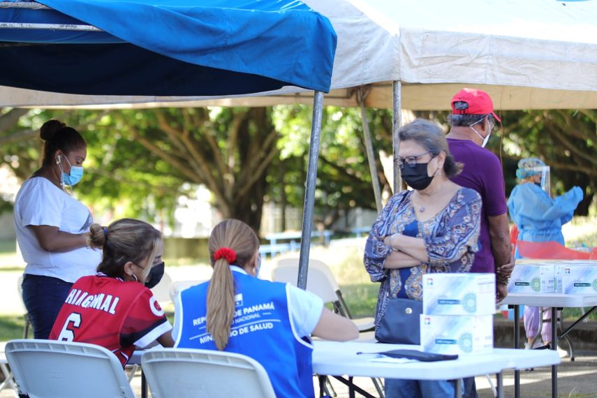 Autoridades de salud aplican pruebas para detectar casos de covid-19.