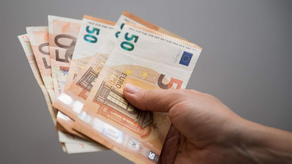 Hombre deberá pagar a su exesposa dos décadas de salario por 24 años de trabajos domésticos.