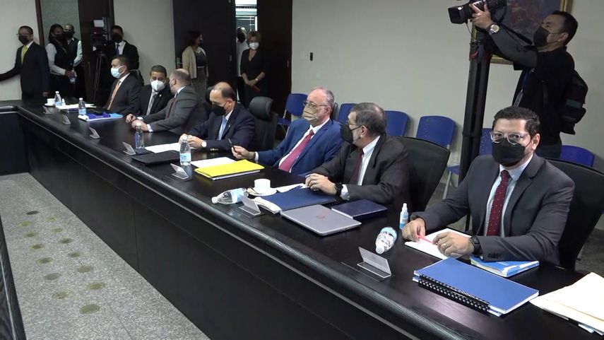 Reunión entre magistrados del Tribunal Electoral y los diputados de la Asamblea Nacional.