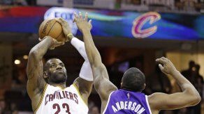 LeBron firma su triple doble 40