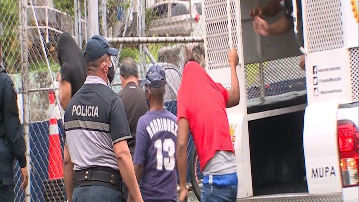 Sorprenden a nueve hombres en casas de citas en Santa Ana incumpliendo  toque de queda