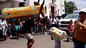 Antón se viste de fiesta y celebra el Festival del Toro Guapo