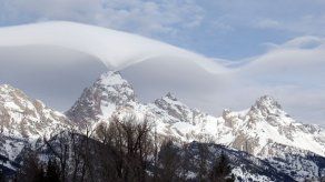 Extraña formación de nubes asombra a turistas en Grand Teton
