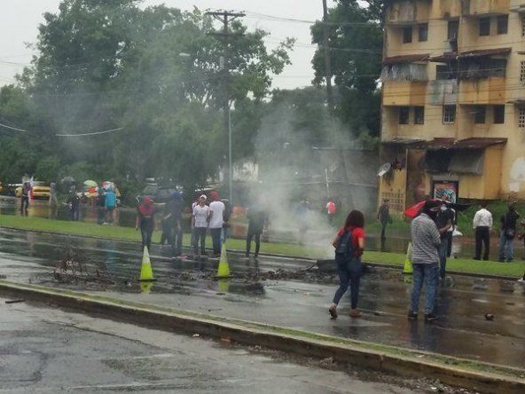 Se registran enfrentamientos entre estudiantes de la UP y unidades antidisturbios