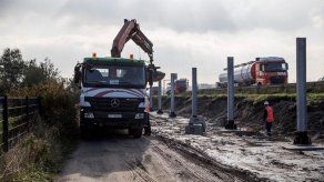 Comienzan trabajos de demolición en el campamento de migrantes de Calais