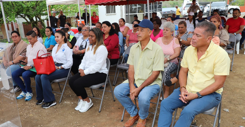Discusión de proyecto con residentes de Caimitillo 