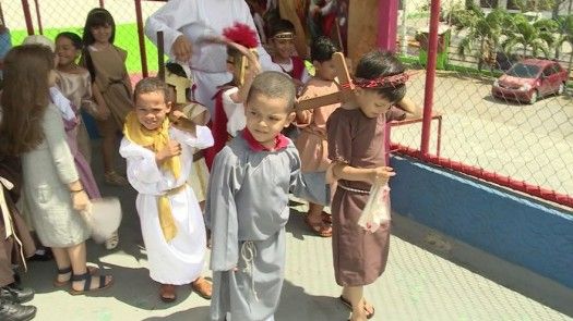 Una escuela se convierte en escenario de singular Vía Crucis de niños de preescolar y primer grado