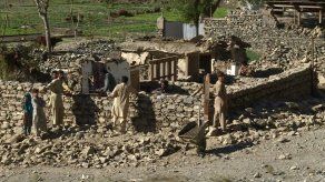 Socorristas afrontan dificultades tras el sismo en Pakistán y Afganistán