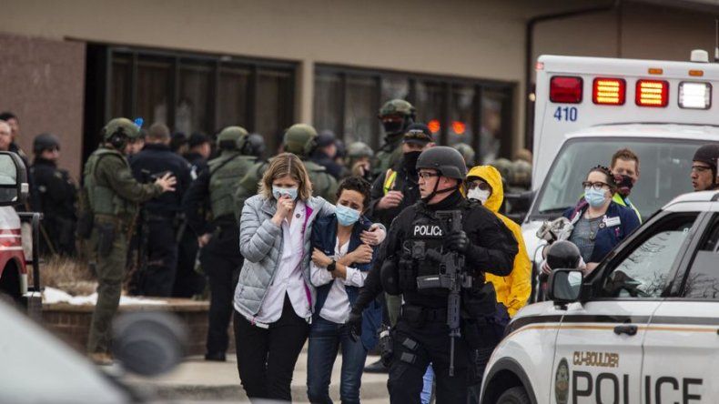 Diez muertos en un tiroteo en supermercado de Colorado