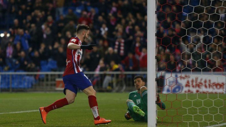 Atlético golea a Real Sociedad y sigue a tiro del Barsa