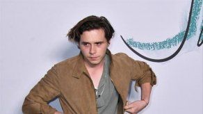 Brooklyn Beckham supervisa las amistades de sus hermanos pequeños