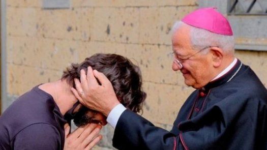 Un cura sorprendió en plena misa