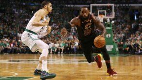Demasiado para LeBron: Boston gana y acaricia la final de la NBA