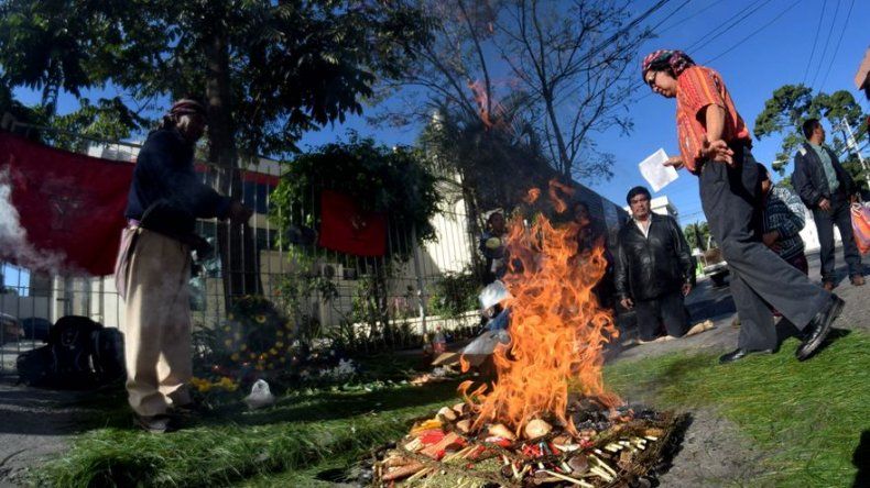 Indígenas recuerdan quema de embajada española en Guatemala