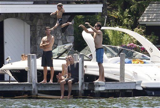 Romney exhibe a su familia numerosa en vacaciones
