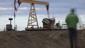 Petróleo cae a su nivel más bajo en 4 meses