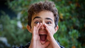 Es tiempo de pasar en familia y buscar esos detalles que llenan el alma, lo único difícil es que te tocó regalarle a un adolescente ¿Qué harías?
