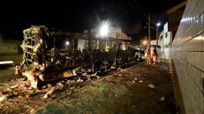 Incendian autobuses en ciudad brasileña donde trasladan a presos amotinados