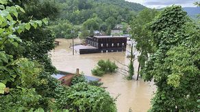“Las comunidades de todo el país ya están sufriendo de primera mano los impactos devastadores del cambio climático y los fenómenos extremos relacionados, como huracanes, tormentas, inundaciones e incendios forestales”, dijo la directora de FEMA, Deanne Criswell.