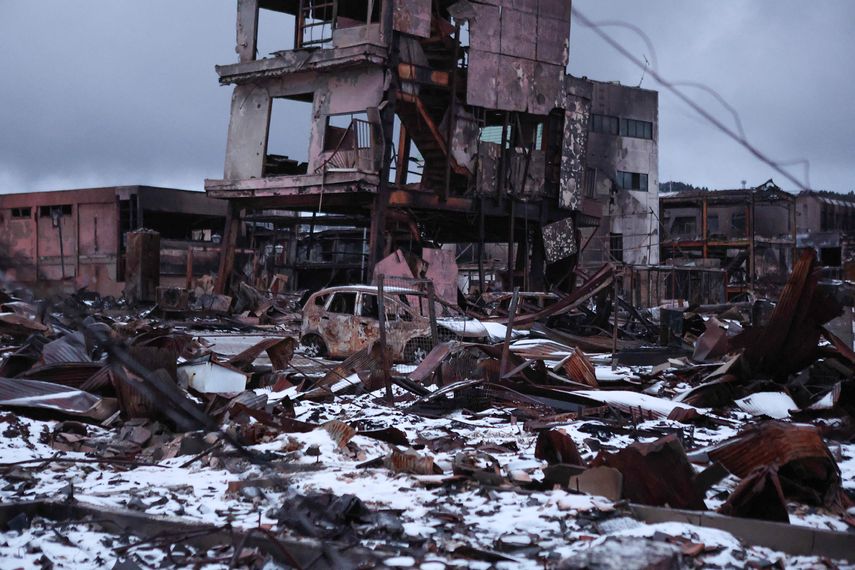 La nieve cubre las ruinas del mercado matutino de Wajima en la ciudad de Wajima