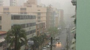 Fuerte lluvia en varios sectores de ciudad Capital