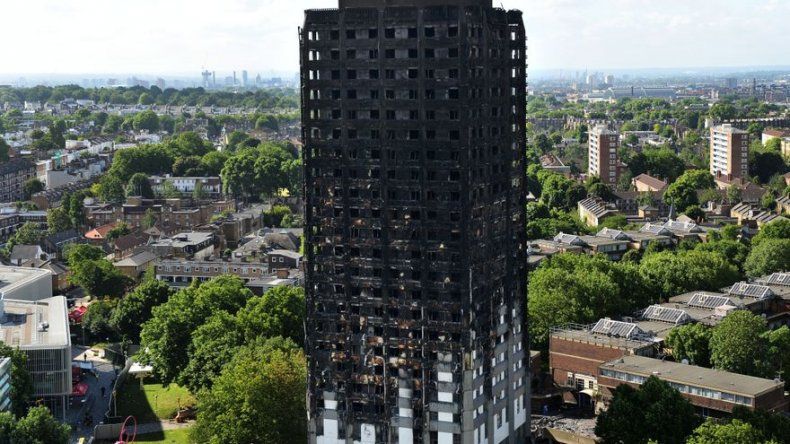 Aumentan a 30 los muertos del edificio incendiado en Londres