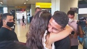 Futbolistas brasileños vuelven a casa tras dejar Ucrania