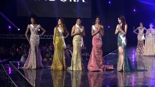 Desfile en traje de noche de las 5 finalistas
