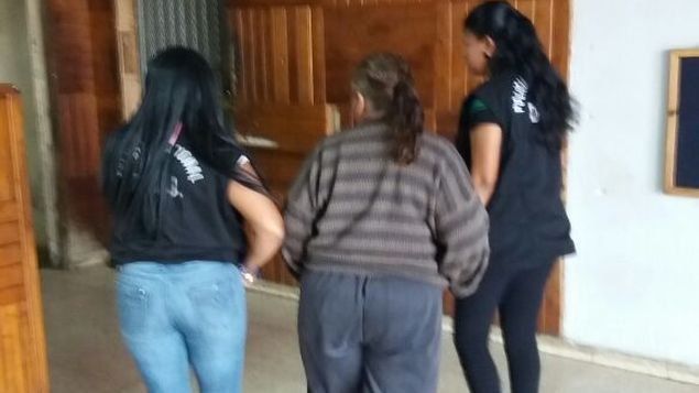 Niegan permiso de salida del país a madre de vinculado al crimen de docente chiricana