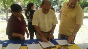 Venezolanos entregan carta de apoyo al gobierno panameño