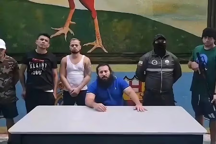 El sujeto de azul suéter estilo Polo azul: Adolfo Macías alias El sujeto de azul suéter estilo Polo azul: Adolfo Macías alias