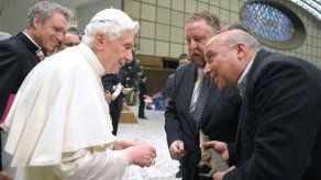 Papa recibe a raro visitante en audiencia general: un cocodrilo