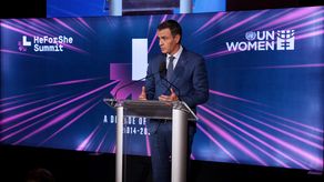 Presidente del gobierno español califica de inaceptable la exclusión del rey a la investidura de Claudia Sheinbaum.