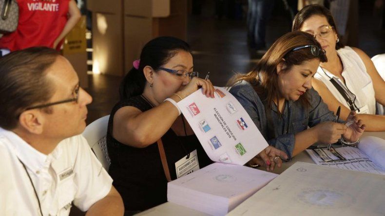 El Salvador vive comicios con el fantasma del voto nulo asustando a políticos