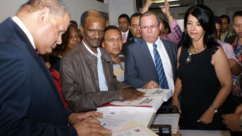 Dirigentes del PRD presentan firmas en el TE para convocatoria del Directorio Nacional