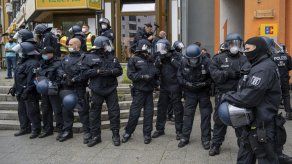 La policía prohibió más de una docena de protestas planificadas para este fin de semana, incluida la del movimiento Querdenker con sede en Stuttgart, el movimiento más visible de Alemania contra las restricciones por el COVID-19.
