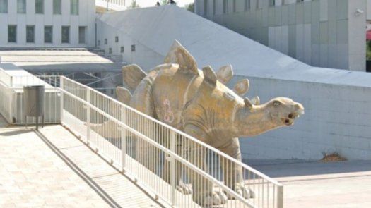 La policía maneja este incidente dentro del dinosaurio como una muerte accidental.