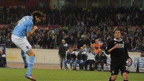 Con un gol de Cavani