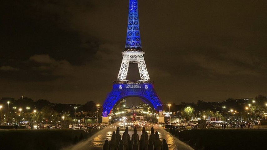 Torre Eiffel se viste de azul y blanco