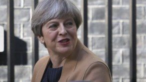 Primera ministra británica defiende su plan de adelantar comicios