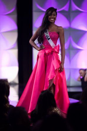 Desfile en vestido de noche - Miss Universo 2019