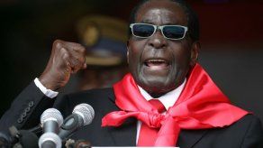 Partido gobernante en Zimbabue destituirá a Mugabe si no dimite antes del lunes