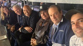 El presidente José Raúl Mulino disfruta de un juego de los Yankees junto a Mariano Rivera